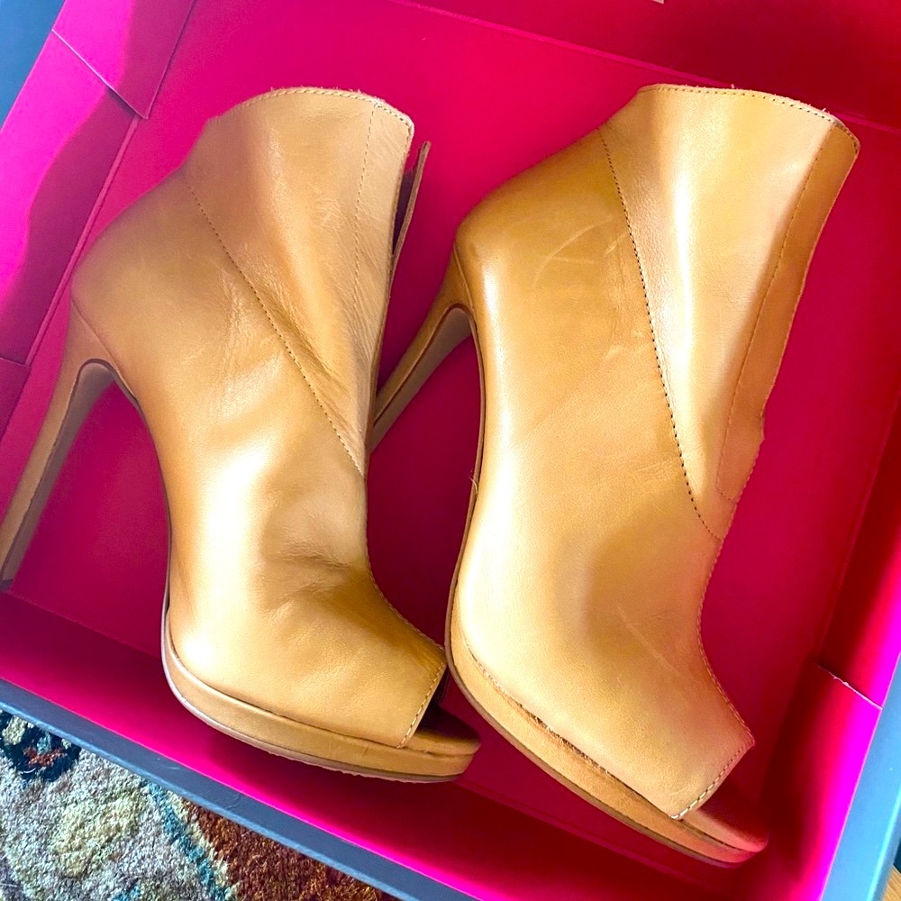 Vince Camuto leather botties